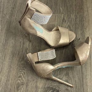 Betsy johnson 5” heel bronze colour open toe shoe size 8.5